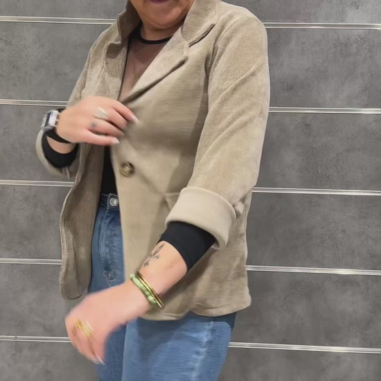 Vue de la coupe féminine et du col tailleur moderne