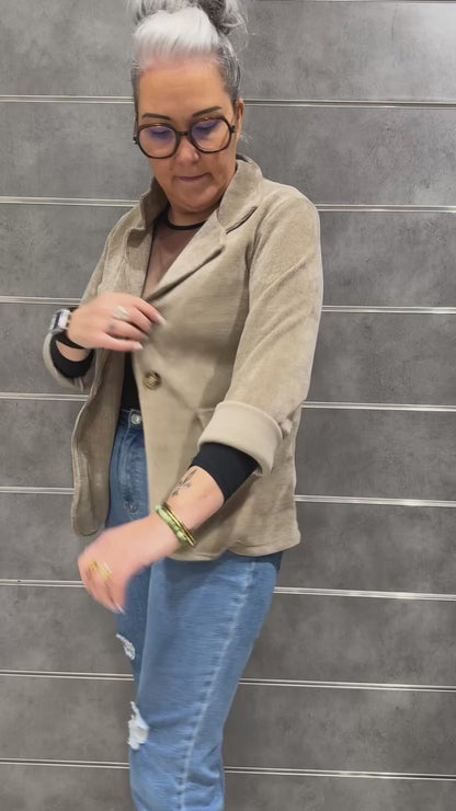 Vue de la coupe féminine et du col tailleur moderne