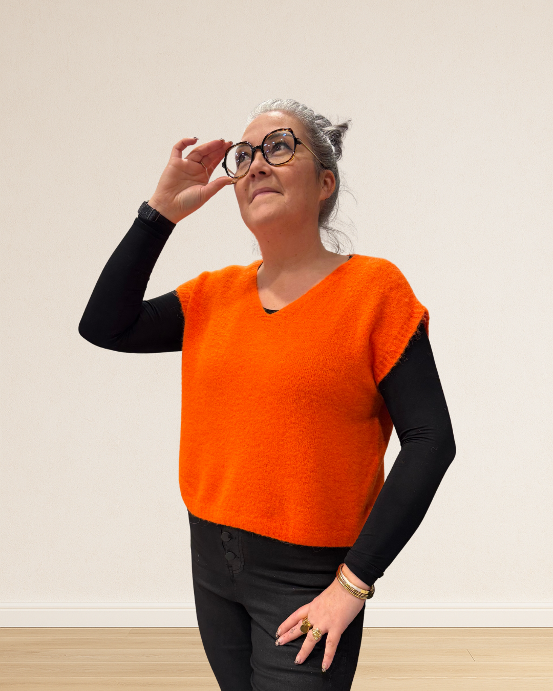 Zoom sur la maille chaude et la couleur vive du pull