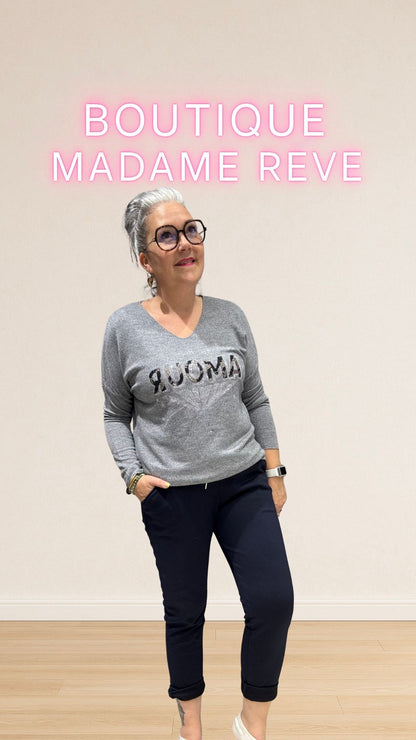 Détail de la maille striée et du col V féminin du pull MIMI.