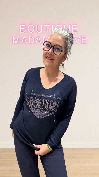 Zoom sur l’inscription en strass et sequins avec détail léopard sur le mot amour