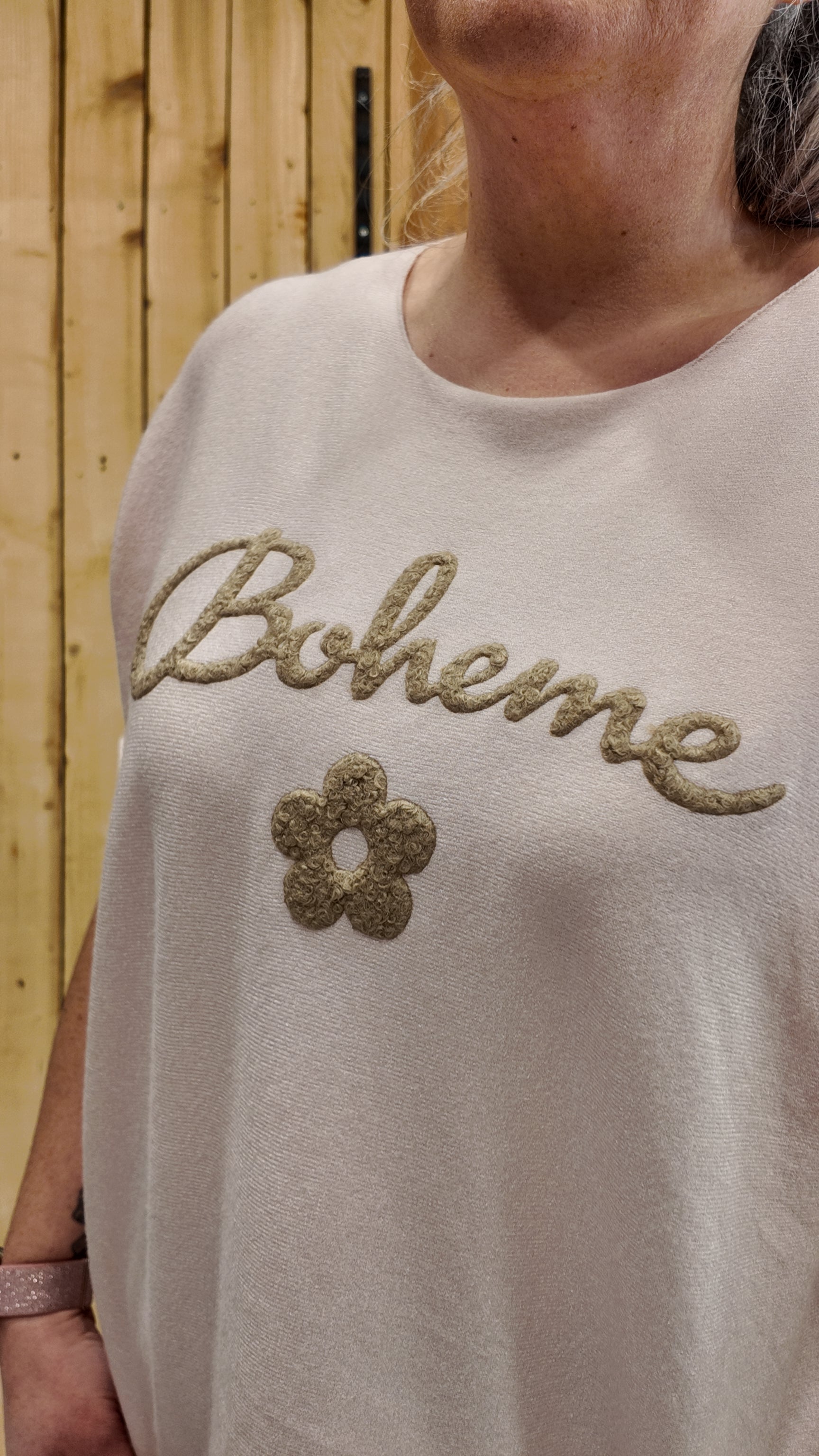 Détail inscription bohème dorée et motif fleur t-shirt femme