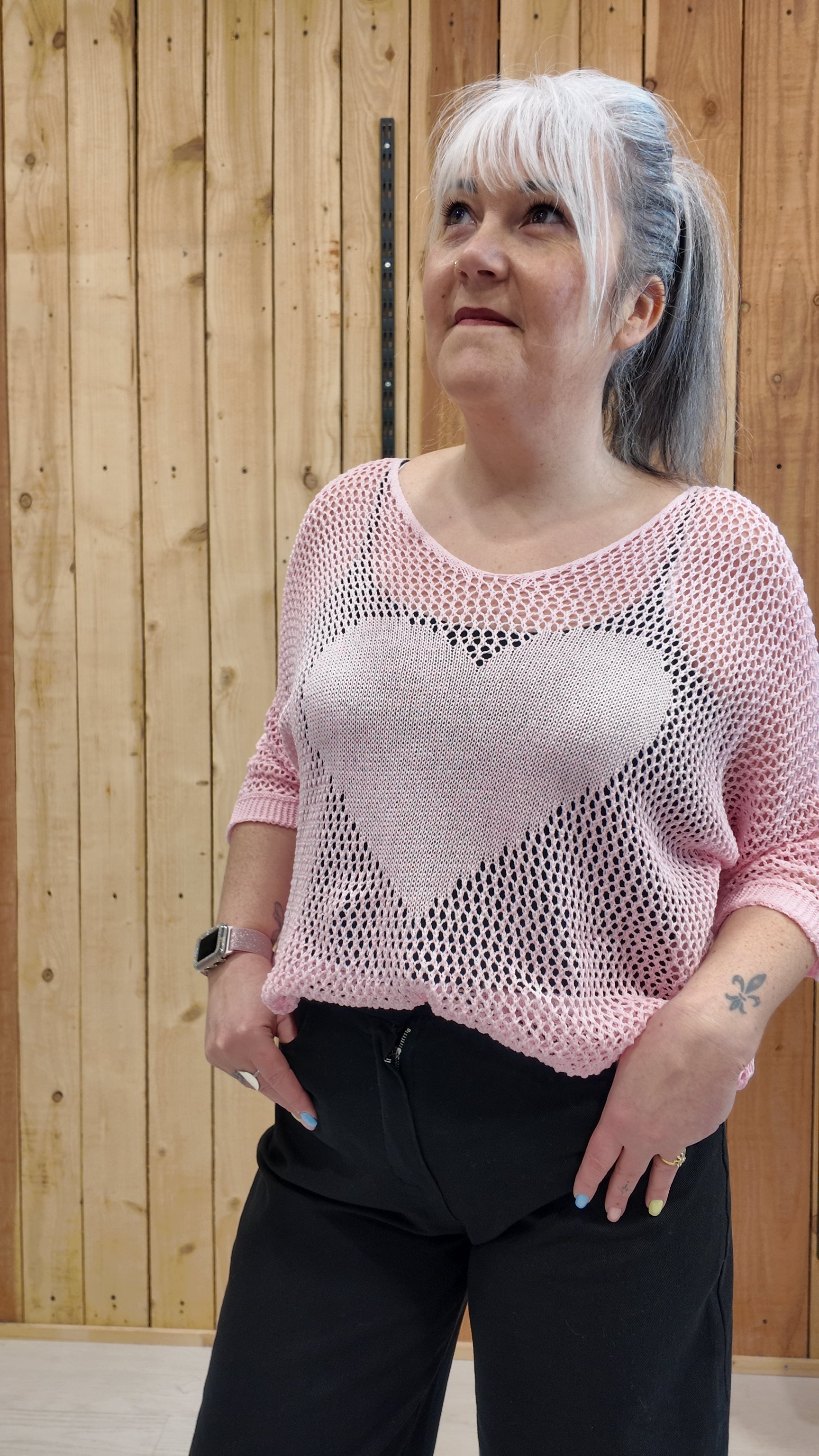 Pull filet rose femme motif cœur tenue chic décontractée femme