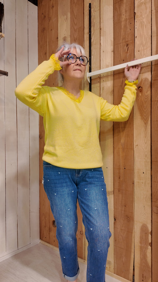 pull col v dentelle et manches resserrer dentelle jaune pastel tendance Jubelee 