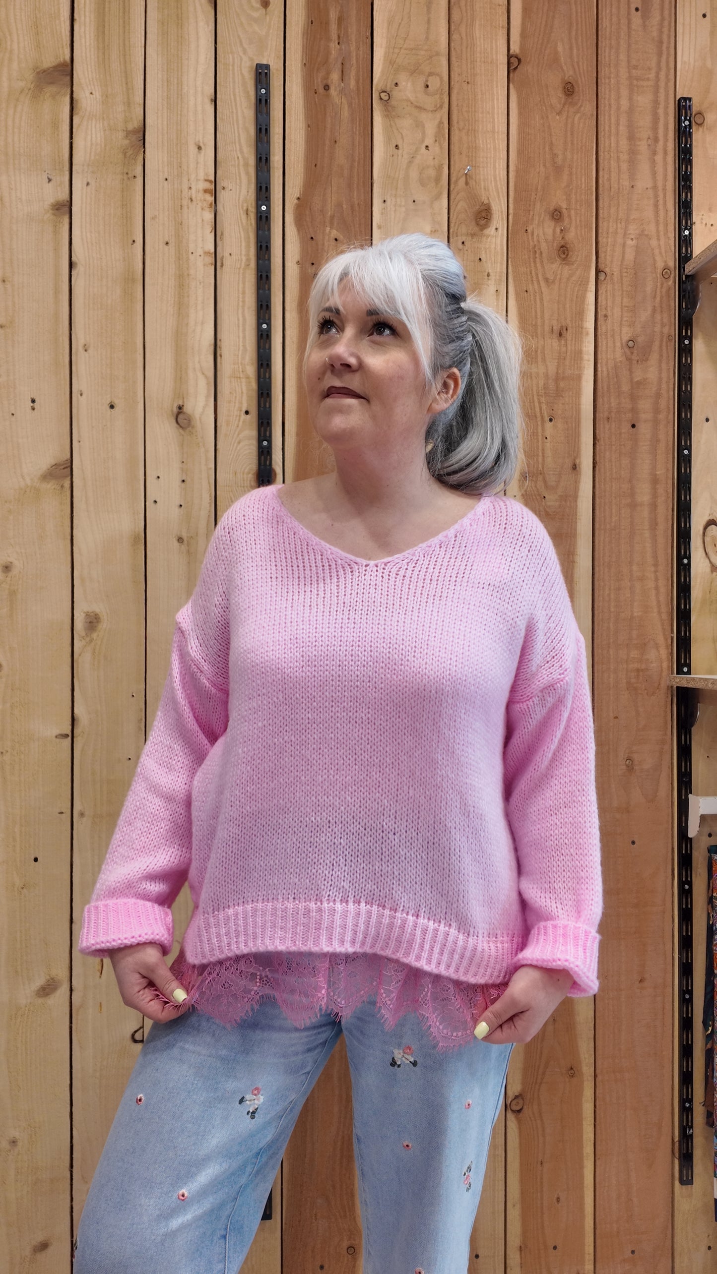Pull oversize femme rose maille douce détail dentelle
