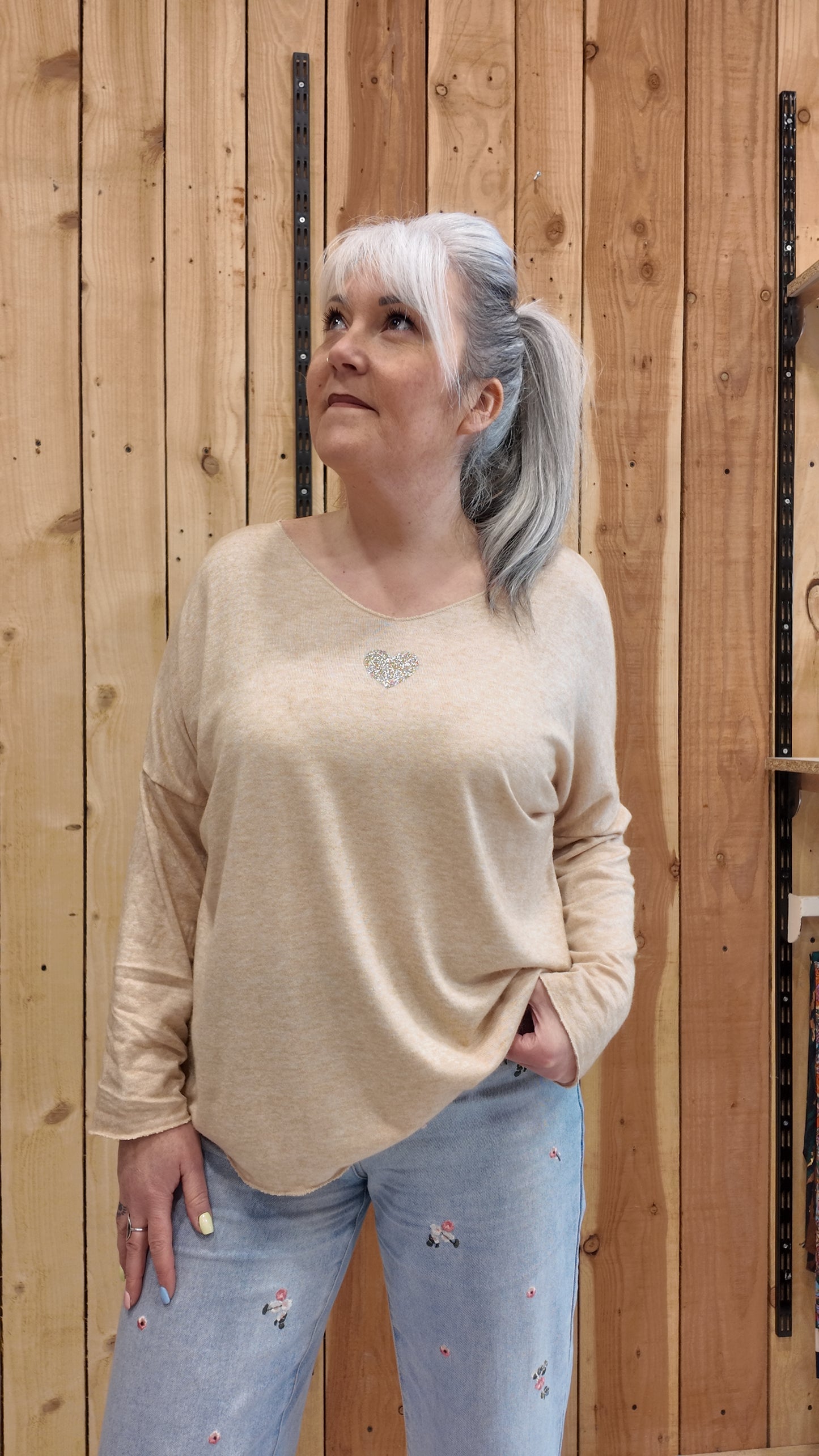 Pull beige femme détail cœur doré devant coupe fluide confortable