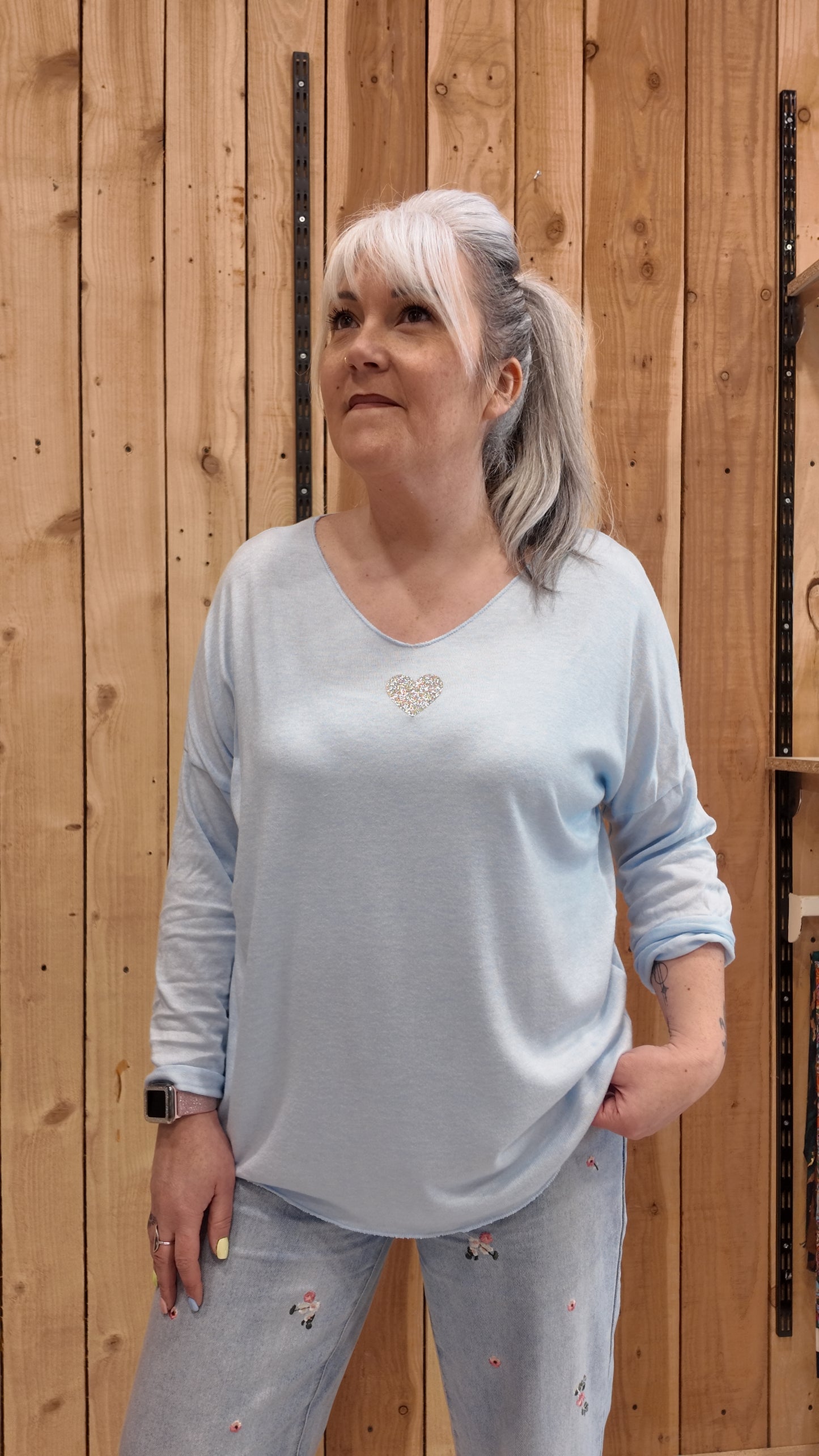 Pull bleu ciel femme cœur doré devant look casual chic