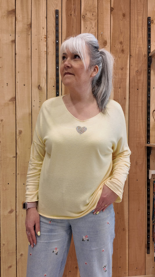 Pull jaune femme détail cœur doré devant style féminin lumineux