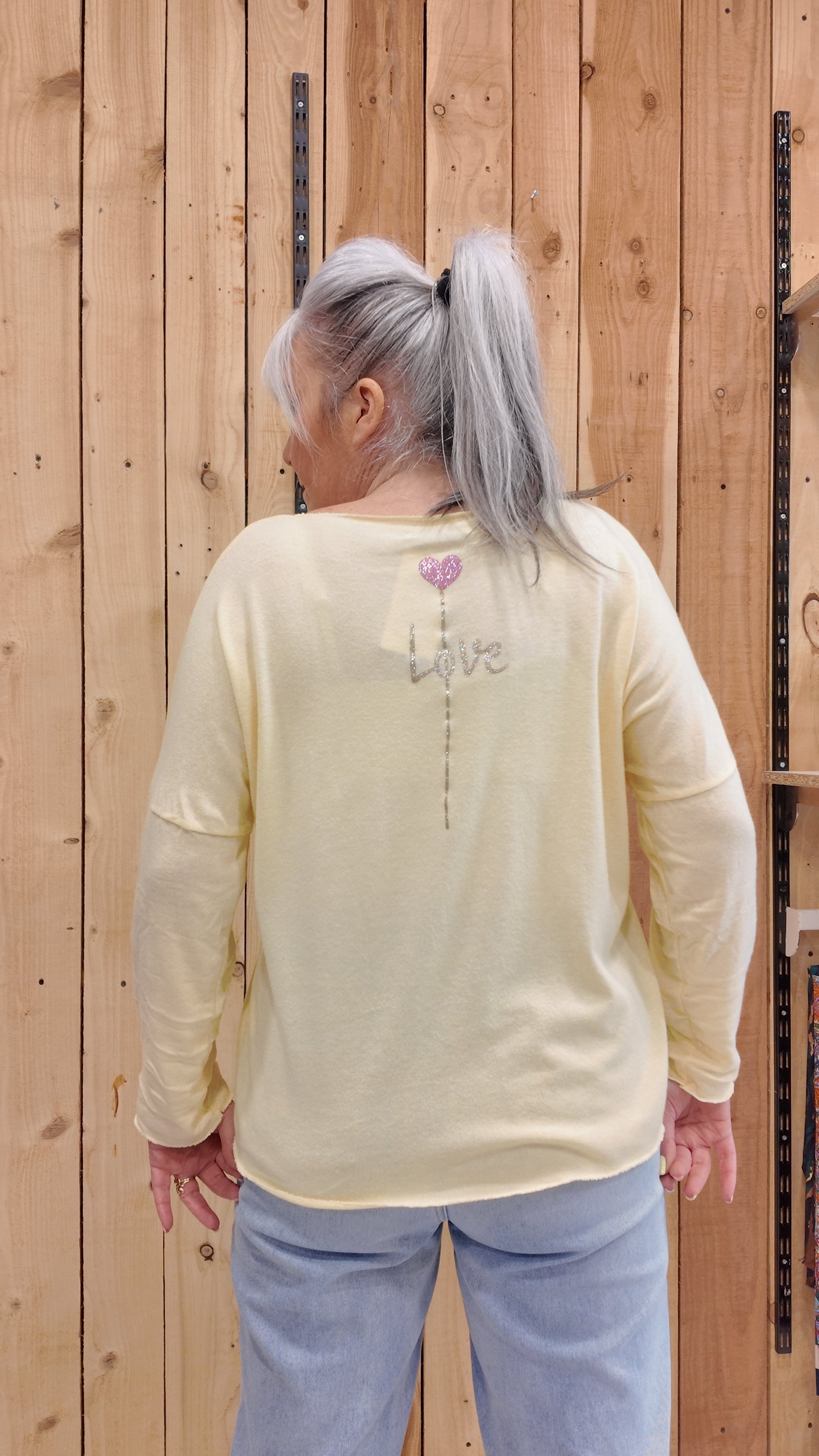Pull femme dos inscription love avec cœur ballon look original