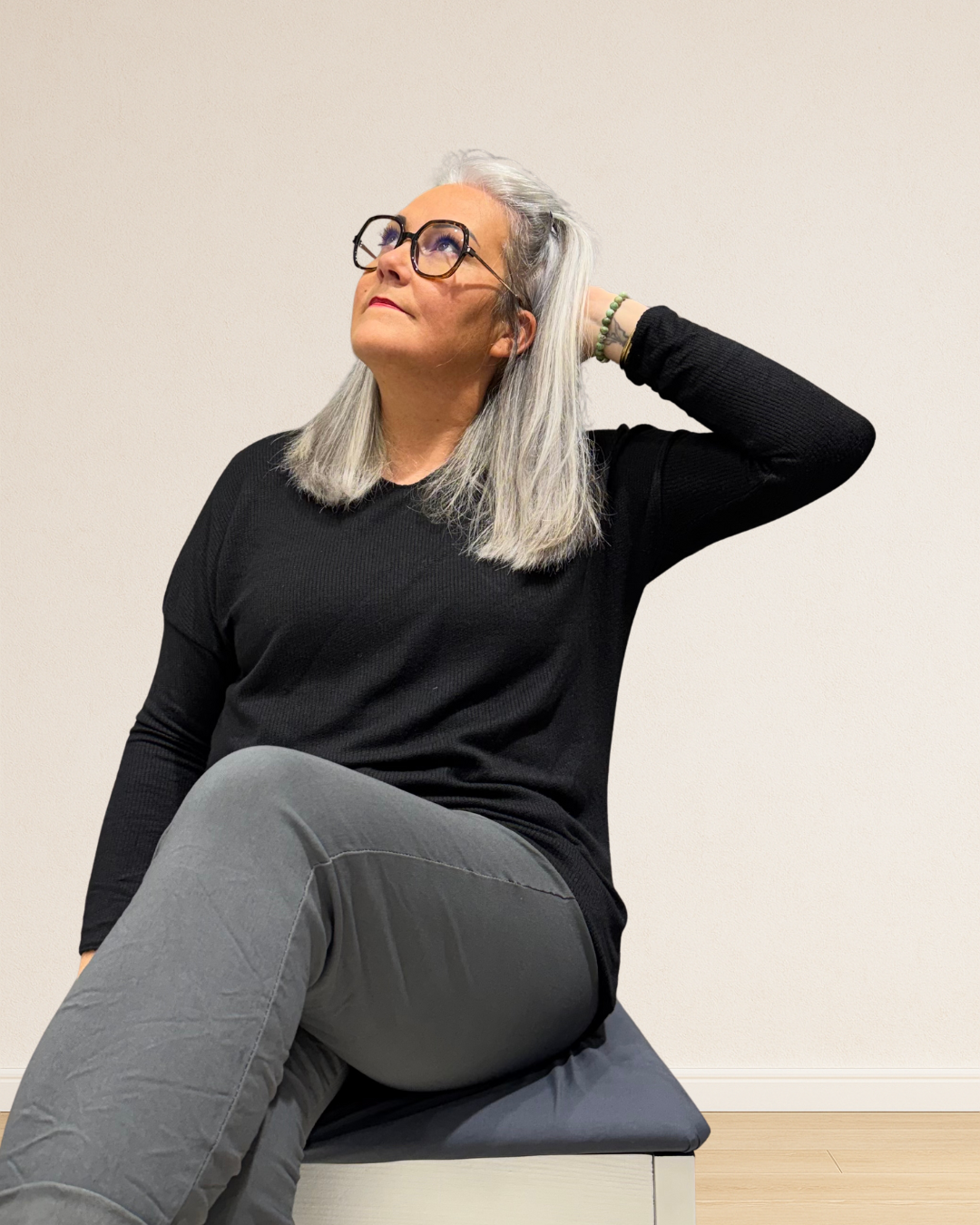 look gris et noir femme ronde 