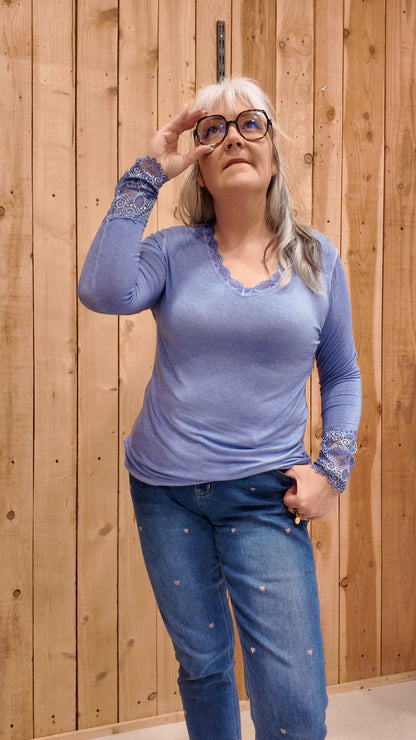 Tee-shirt bleu jean manches longues femme, col V dentelle chic et féminin printemps 2026