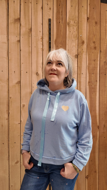 Sweat femme bleu ciel à capuche avec cœur brodé, taille unique jusqu’au 42