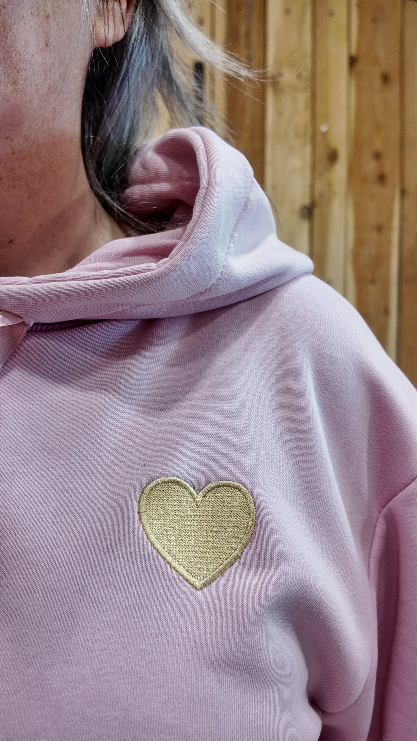Détail cœur brodé doré sur sweat femme à capuche coupe confortable