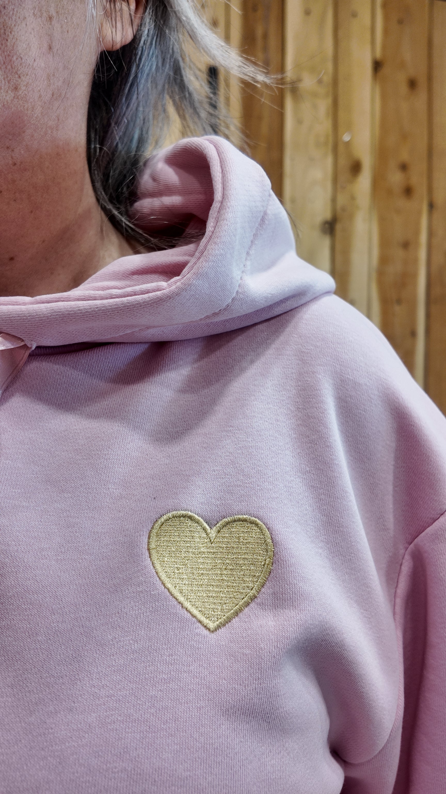 Détail cœur brodé doré sur sweat femme à capuche coupe confortable