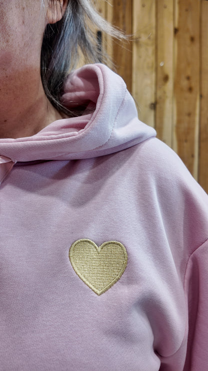 Détail cœur brodé doré sur sweat femme à capuche coupe confortable