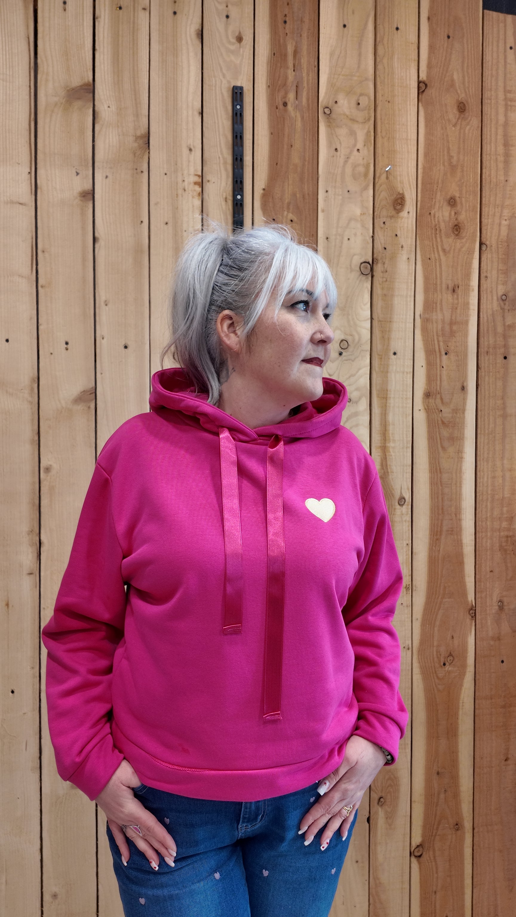 Sweat femme fuchsia à capuche avec patch cœur brodé, modèle tendance grande taille