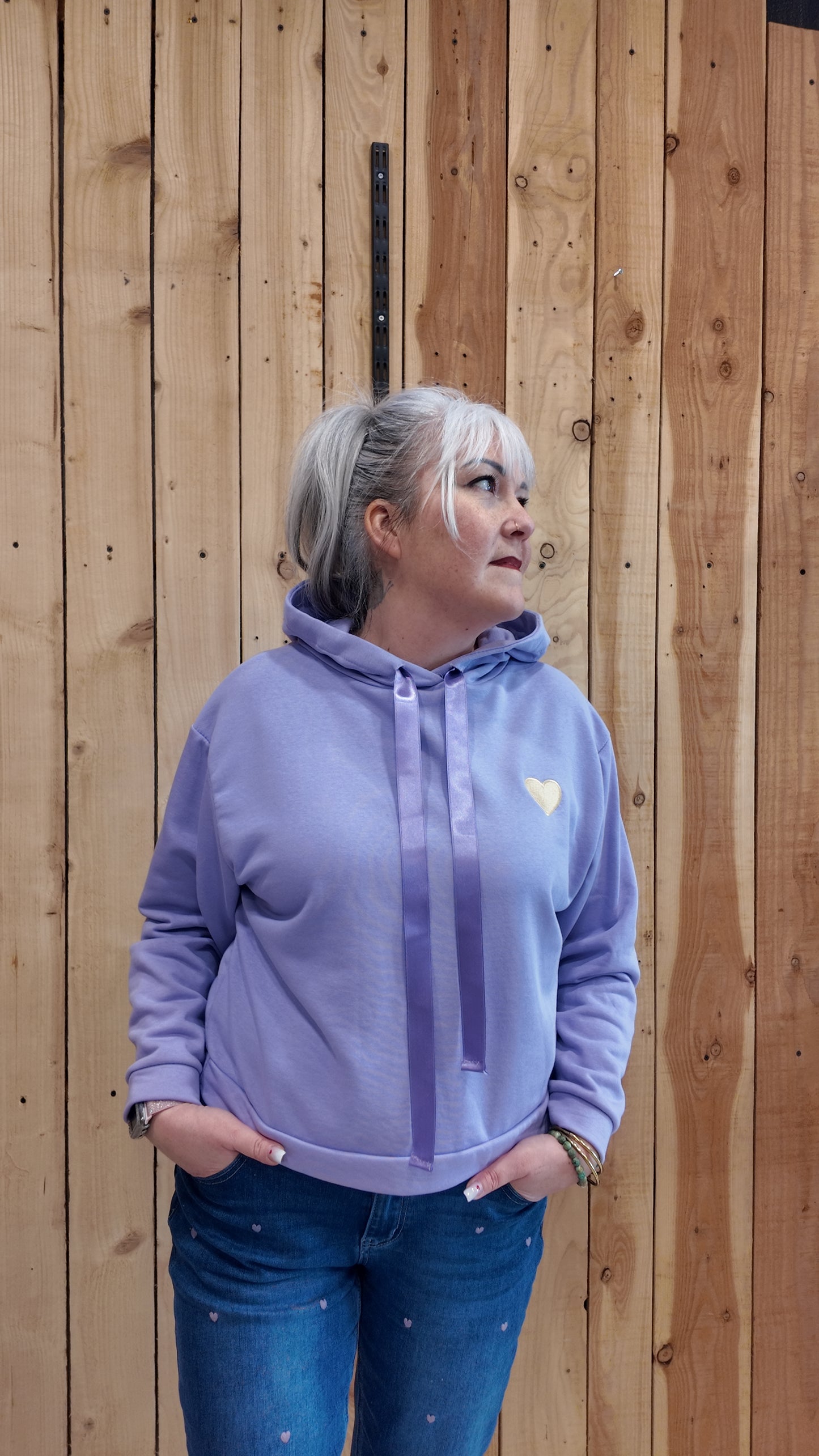 Sweat femme parme à capuche avec cœur brodé, coupe confortable taille unique