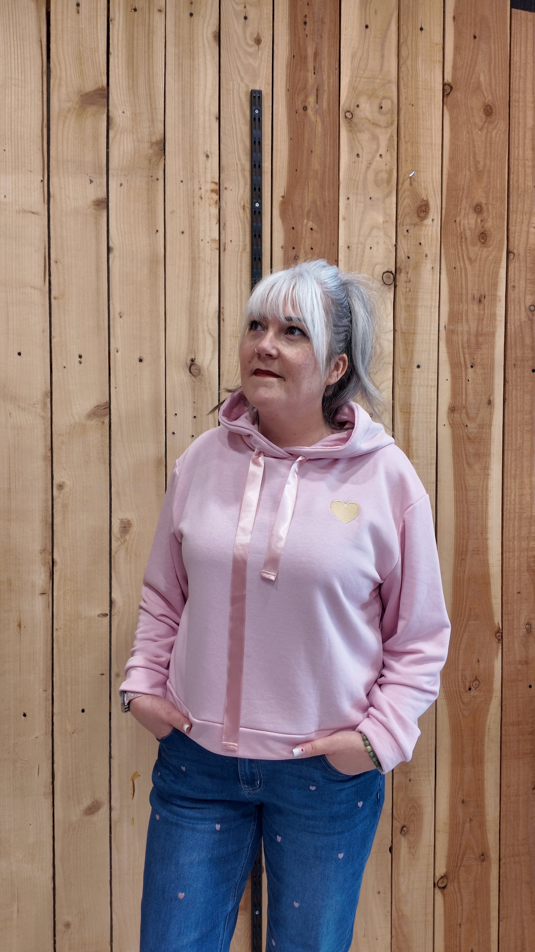 Sweat femme rose à capuche vue dos, coupe ample taille unique jusqu’au 42