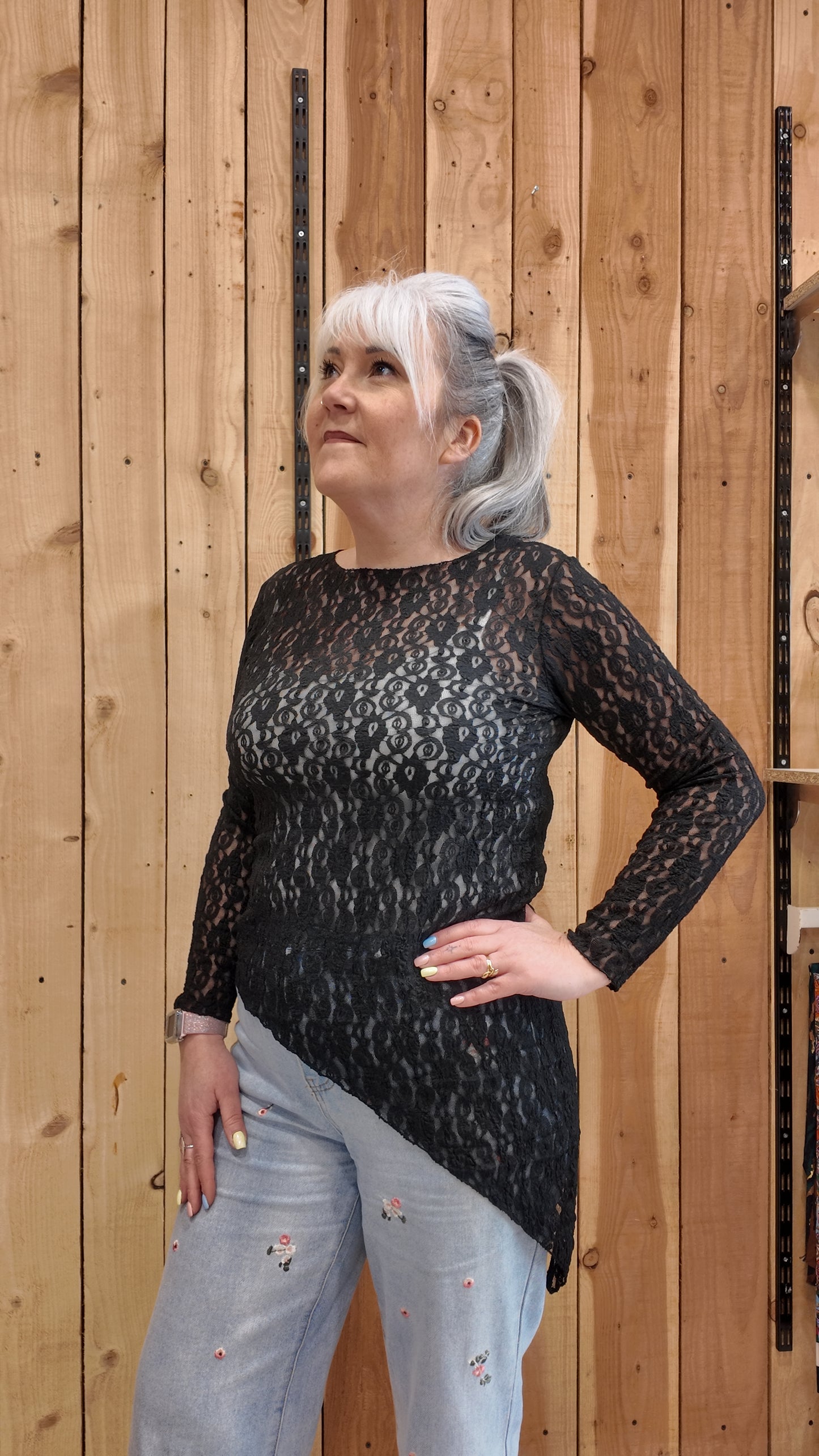 Top femme dentelle noir asymétrique en pointe look chic soirée IZZY 