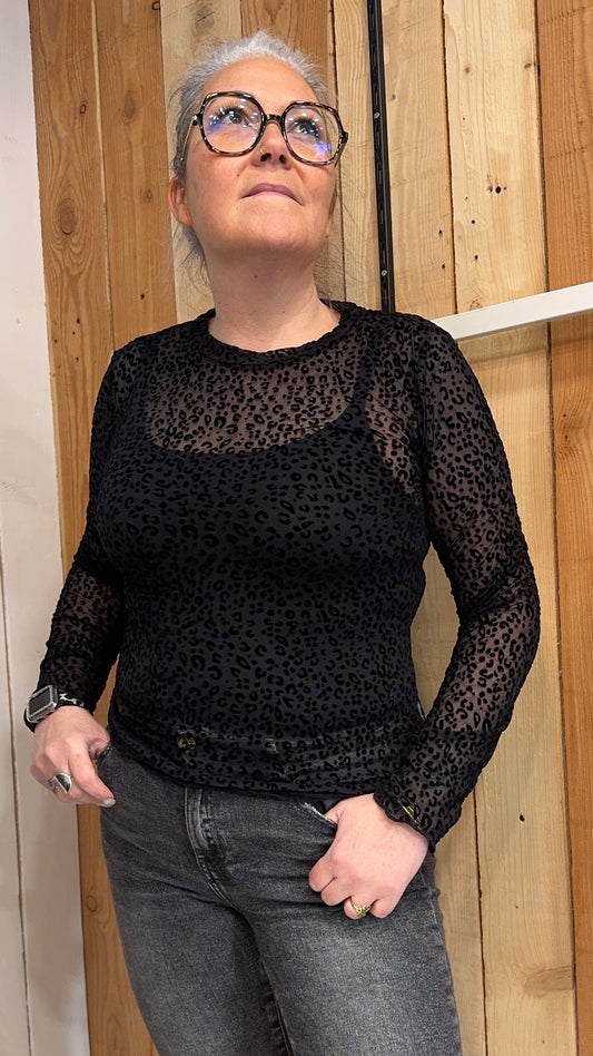 “haut léopard à porter sous veste