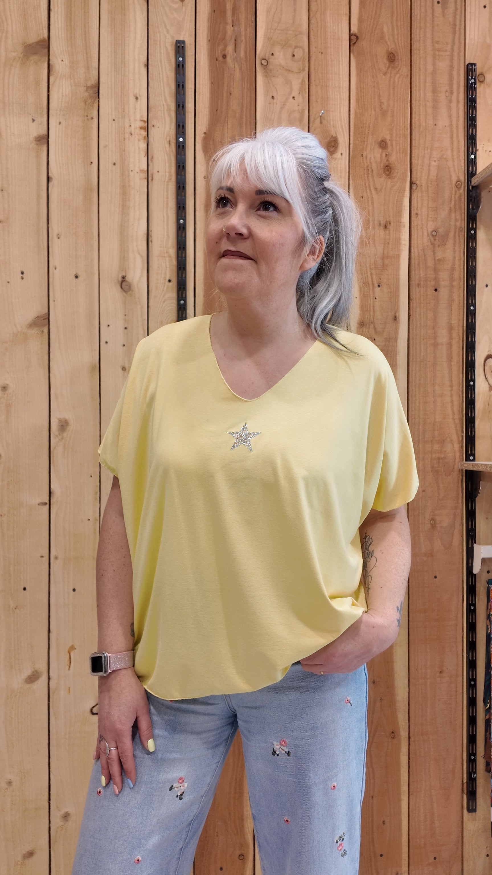 T-shirt femme grande taille jaune étoile dorée look été