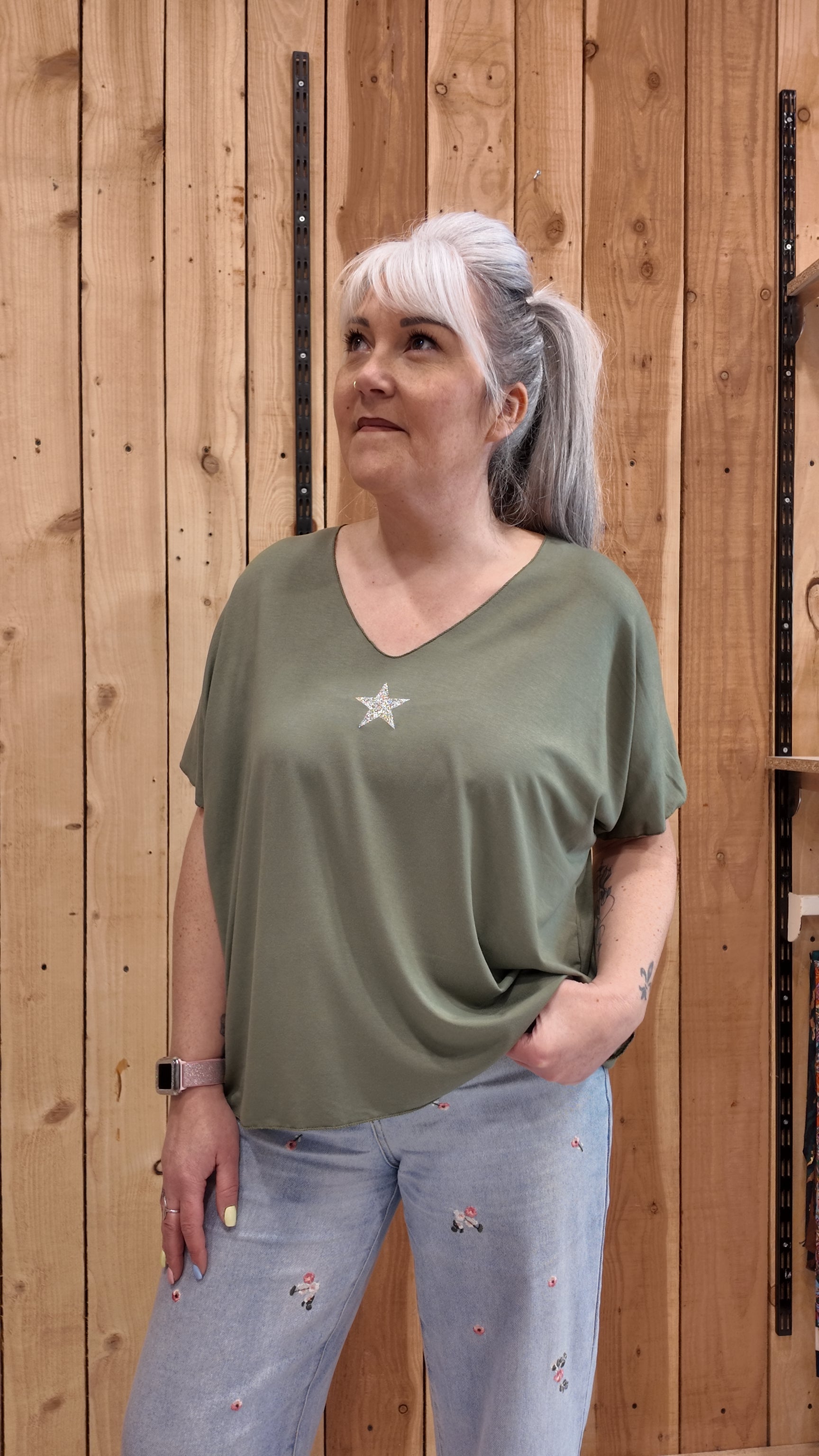 T-shirt femme grande taille kaki étoile dorée style casual chic