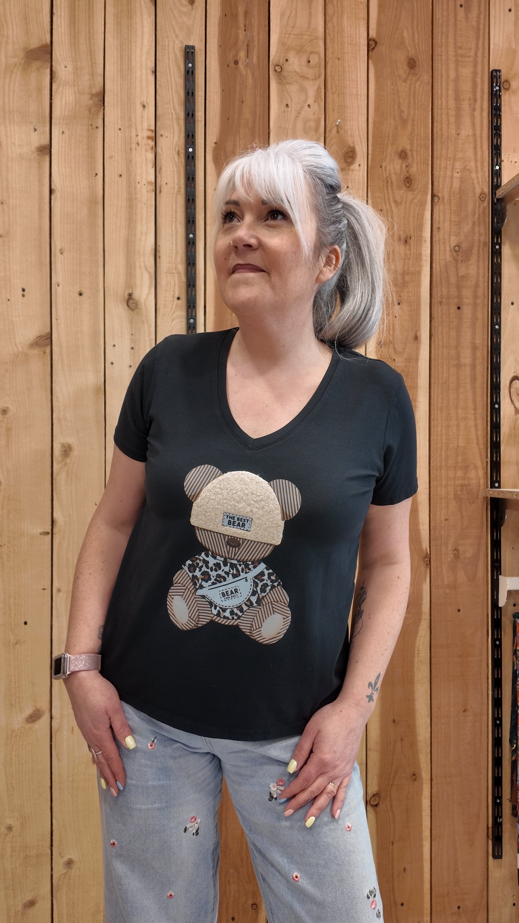 T-shirt femme noir imprimé ours col V look décontracté chic