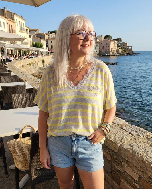 Tunique marinière oversize rayures jaune et naturel col V dentelle broderie Amour taille unique jusqu'au 50 Madame Rêve

