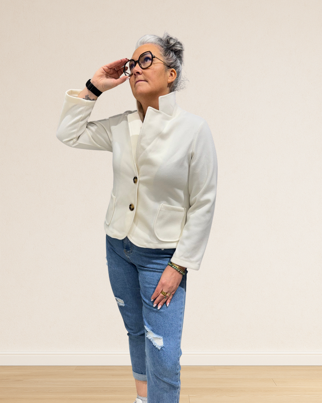 Zoom sur les poches plaquées et les boutons élégants de la veste