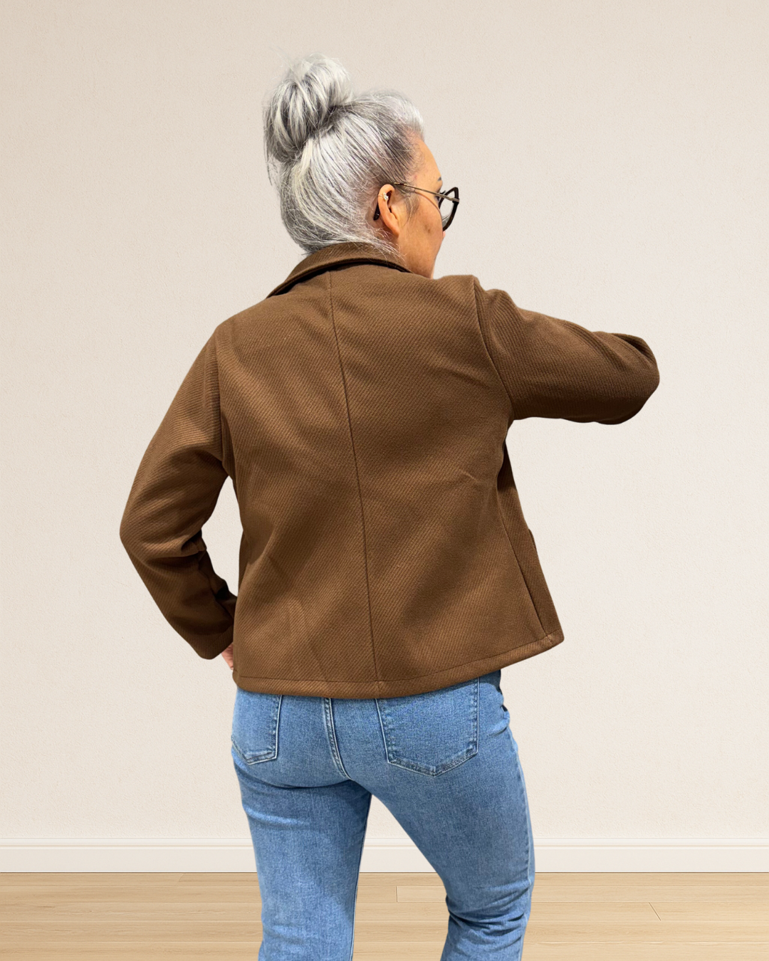 Veste portée sur un jean pour un look casual chic